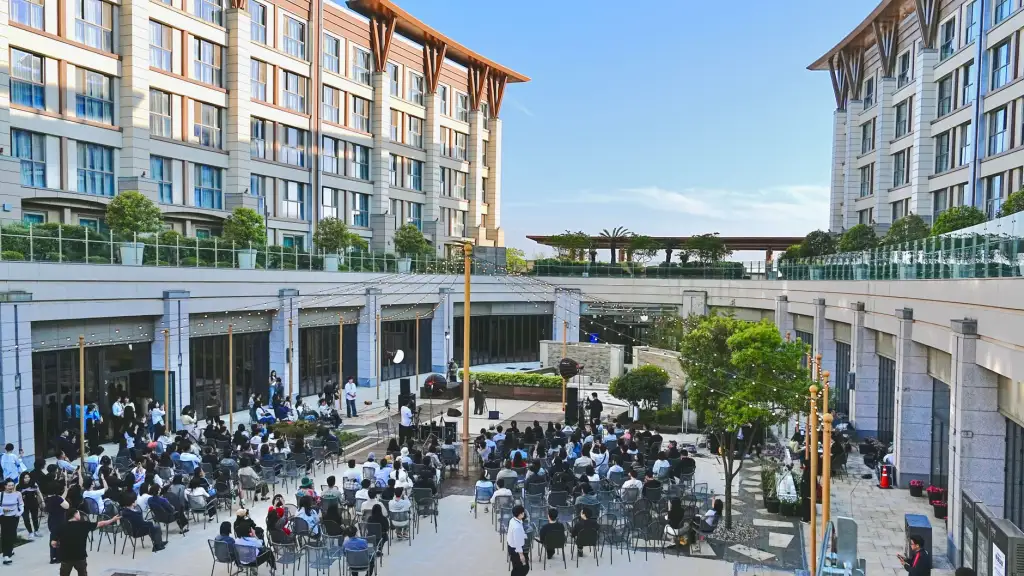 光纤布线与基站安装：园区通信网络建设中的施工方案对比